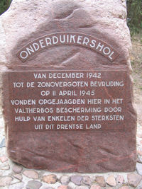 Gedenksteen bij onderduikershol Valtherbos