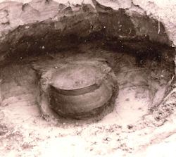 Foto Historisch Emmen Wolfsbergen vondst urn